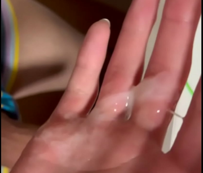 友達が寝ている横でこっそり絶頂オナニー