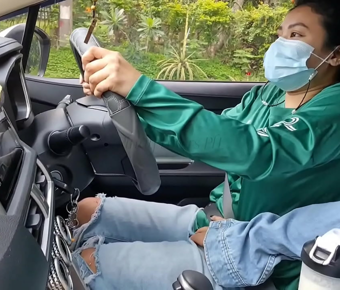 JAV Passenger's Surprise ~  Alluring Grab Driver Girl Offers Money Tips for Fuck